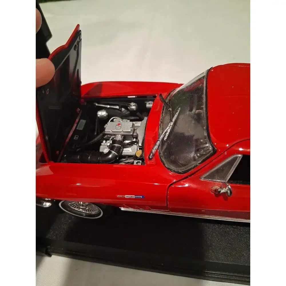 Maisto 1965 Chevrolet Corvette Sting Ray Coupe 1/18 Diecast Car Red With Base